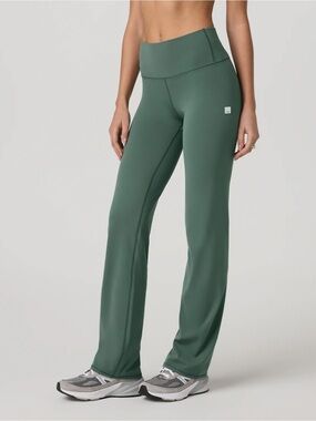 NWOT Vuori AllTheFeels leggings in agate green heather. Size Small.